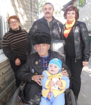 М.Г Куницький  з другом, О.Гіюк з донькою Лідою та онучком